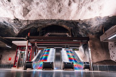 Boş metro istasyonu, yürüyen merdivenler ve renkli merdivenler. Toplu taşıma sistemi kavramı.