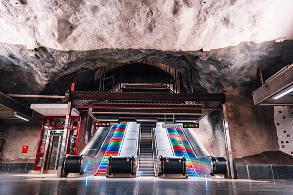 Boş metro istasyonu, yürüyen merdivenler ve renkli merdivenler. Toplu taşıma sistemi kavramı. — Stok fotoğraf