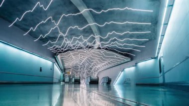 14 Şubat 2020. Stockholm, İsveç. Odenplan metro istasyonundaki inanılmaz sanat eserleri. Platformun içi, insanlarla yürüyen merdiven. Elektrik konsepti. Zaman Uygulaması.
