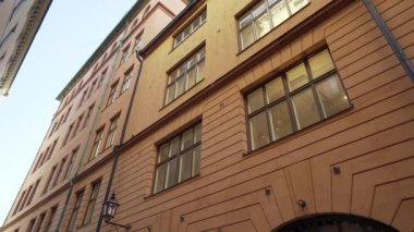 Stockholm bölgesinde kışın apartman binası caddeleri. Dar sokaklardaki eski şehir evlerinin İskandinav cepheleri. Seyahat konsepti. Ağır çekim. Sabit çekim