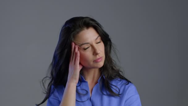 Thinking mature woman looking up and around on grey background. Worried contemplative face expressions. Pretty european lady model. — Stock Video