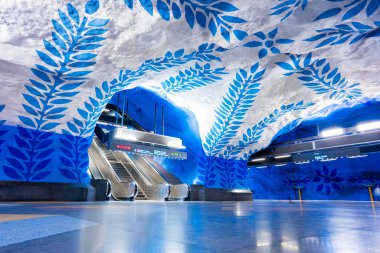14 Şubat 2020, Stockholm İsveç. Yeraltı metro istasyonu T-Centralen. Tavanda çiçekler olan mavi hat, kalabalığın olduğu merkez istasyon.