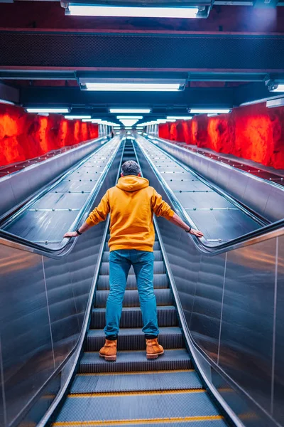 Mann steht auf Rolltreppe an U-Bahnhof. Unterirdisches Konzept — Stockfoto