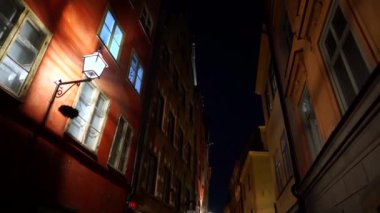 Stockholm, İsveç-15 Şubat 2020: Avrupa gece caddelerindeki apartmanlar