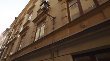 Eski kuzey kentinde Avrupa sokaklarında apartman binaları. İskandinav pencereleri. Stockholm, İsveç 'in dar sokaklarında renkli evler. Seyahat konsepti. Ağır çekim. Sabit çekim