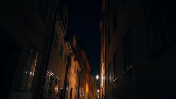 Lägenhet byggnader på europeiska nattgator i gamla stan. Skandinaviska fönster. Fasader av färgglada hus på smala gator i Stockholm. Resekoncept. Steadicam skjuten — Stockvideo