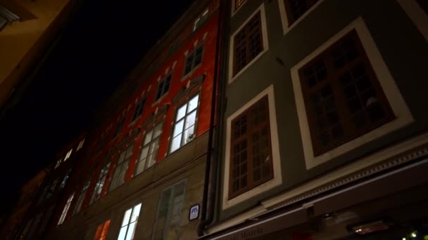 Stockholm, Svédország - Február 15 2020: Apartman épületek európai éjszakai utcák óvárosban. Skandináv ablakok. Színes házak homlokzatai szűk utcákon. Utazási koncepció — Stock videók