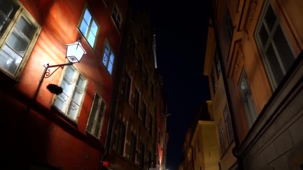 Stockholm den 15 februari 2020: Lägenhetsbyggnader på europeiska nattgator — Stockvideo