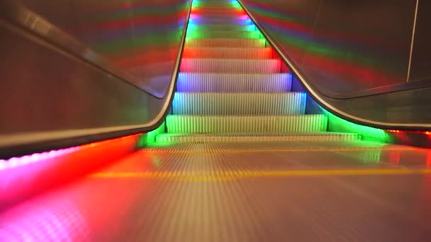 Stedicam geraakt. Roltrap met veelkleurige LED-regenbooglampen gaat zonder mensen omhoog. Metrostation Stockholm, Zweden. Openbaar vervoer, modern gebouw en architectuur concept. — Stockvideo