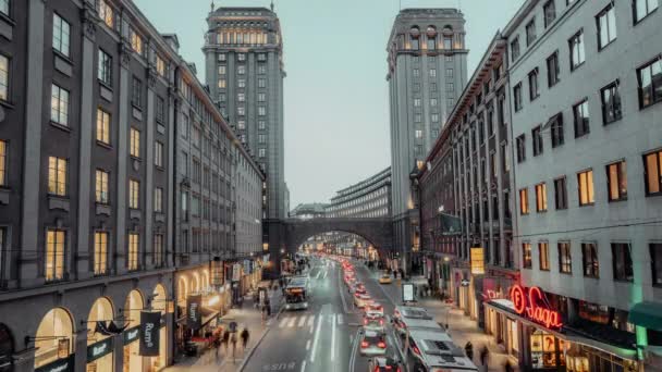 Zakelijke centra gebouwen en drukke verkeersstraat. Zomertijd, zonsondergang, dag eindigt en verandert in nacht — Stockvideo