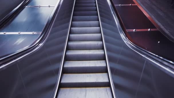 歩行者横断エスカレーターは人々なしで行く。空港で自動階段が上がる. — ストック動画
