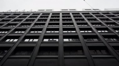 Stockholm 'deki modern siyah ofis binalarının ön cephesi. Buharlı çekim.