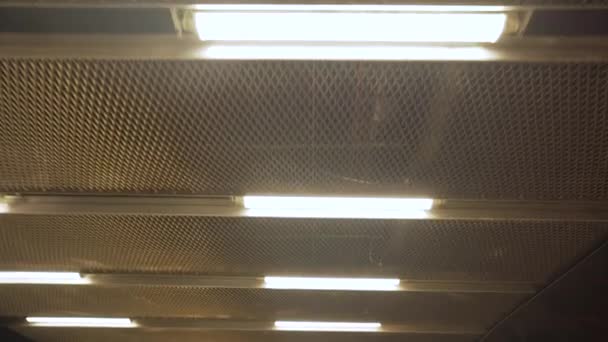 Stedicam disparó. Movimiento de la cámara en la estación de metro o bunker en el pasillo subterráneo con lámparas fluorescentes blancas en el techo — Vídeo de stock