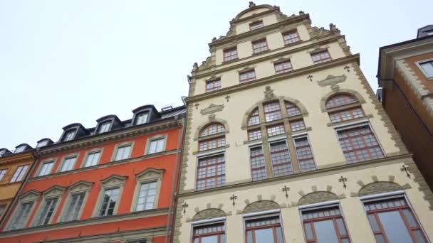 Byggnader på europeiska gator i gamla stan. Skandinaviska fönster. Fasader av färgglada hus i Stockholm. Resekoncept. Steadicam skjuten — Stockvideo