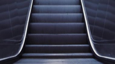  Otomatik yürüyen merdivenler alışveriş merkezinde insanlar olmadan hareket ediyor. Toplu taşıma sistemi, modern yapı ve mimari kavramı.