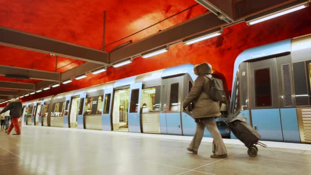 Stockholm - 15 februari 2020: Flytta tunnelbanetåg. Tunnelbanetåget anländer till moderna tunnelbanestation. Passagerare stiga av från vagnen och gå längs plattformen. — Stockvideo