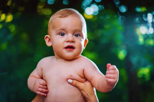 Bello bambino ragazzo cercando per fotocamera e sorridente su foresta sfondo . — Foto Stock