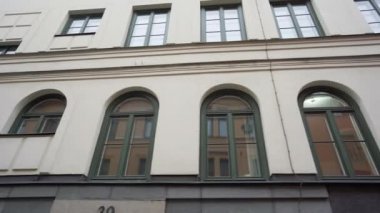 Steadicam shot: Eski Avrupa şehrindeki modern binalar. İskandinavya 'nın dar sokaklarındaki evlerin cepheleri. Seyahat kavramı.