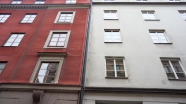 Eski şehirde Avrupa sokaklarında apartman binaları. İskandinav pencereleri. Stockholm, İsveç 'in dar sokaklarında renkli evler. Seyahat konsepti. Sabit çekim