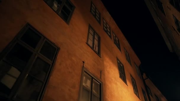 Eski kentteki Avrupa gece caddelerindeki apartmanlar. İskandinav pencereleri. Stockholm, İsveç 'in dar sokaklarında renkli evler. Seyahat konsepti. Sabit çekim — Stok video