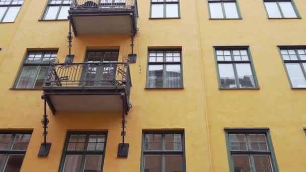 Apartment buildings on european streets in old city. Scandinavian windows. Facades of colorful houses in narrow streets of Stockholm, Sweden. Traveling concept. Steadicam shot — Stock Video