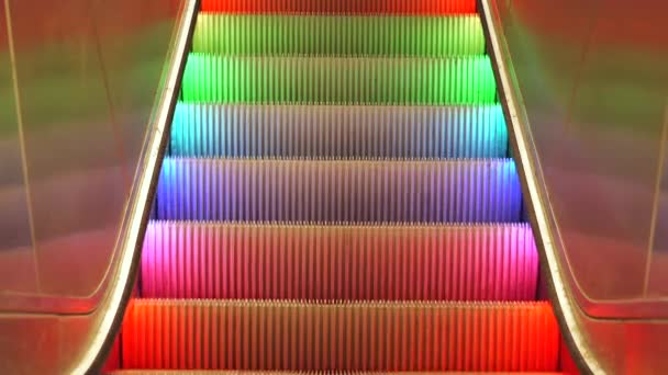 Escalera mecánica con luces de arco iris led multicolores que descienden sin personas. Estación de metro en Estocolmo, Suecia . — Vídeos de Stock