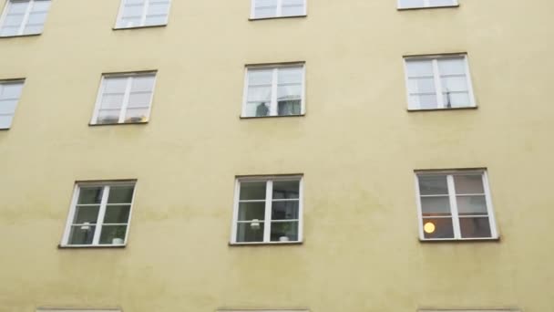 Steadicam skott: moderna byggnader i gamla europeiska staden. Fasader av hus på smala gator i Skandinavien. Resekoncept. — Stockvideo