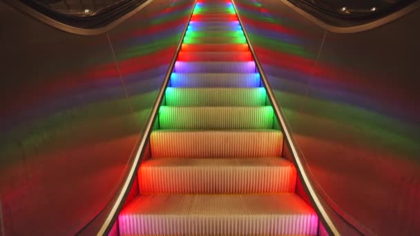 Escalera mecánica con luces de arco iris led multicolores va sin personas. Estación de metro en Estocolmo, Suecia . — Vídeos de Stock