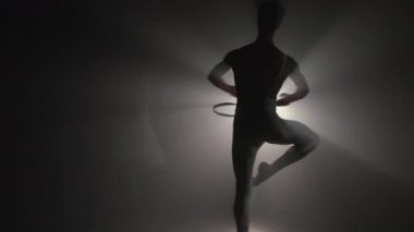 Profesyonel koreograf performans yaratmaya çalışıyor. Genç ve yakışıklı erkek dansçı, stüdyoda arka lambası dumanlı klasik bale eğitimi alıyor. Beyaz taytlı adam.. 