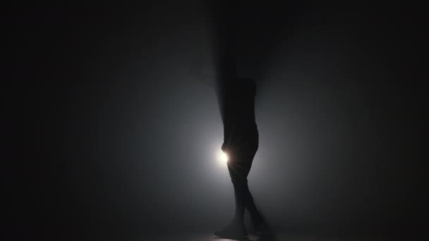 Silhouette de boxeur jeune homme pratiquant des coups de boxe, s'entraînant en studio sombre fumé. Entraînement en salle de gym, exercice de musculation, ralenti 4k — Video