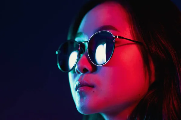 千年漂亮的亚洲女孩，长发，有霓虹灯。戴眼镜的神秘嬉皮士少年. — 图库照片