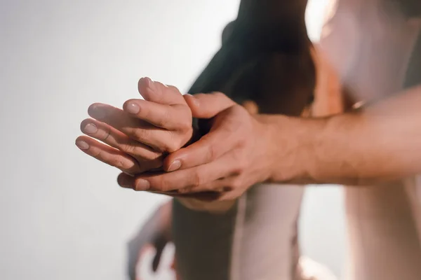 Pár megérintik egymást kézzel és szenvedéllyel. Szerelmi koncepció. Profi, érzéki balett táncosok által végzett szexuális pár fehér kopás. — Stock Fotó