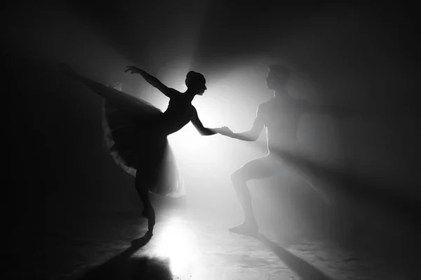 Sahne ışıkları altında dans eden profesyonel bale çifti büyük sahnede sigara içiyor. Sahne ışıkları altında güzel bir genç kadın ve erkek. Duygusal düet yapan koreografik sanat. — Stok fotoğraf