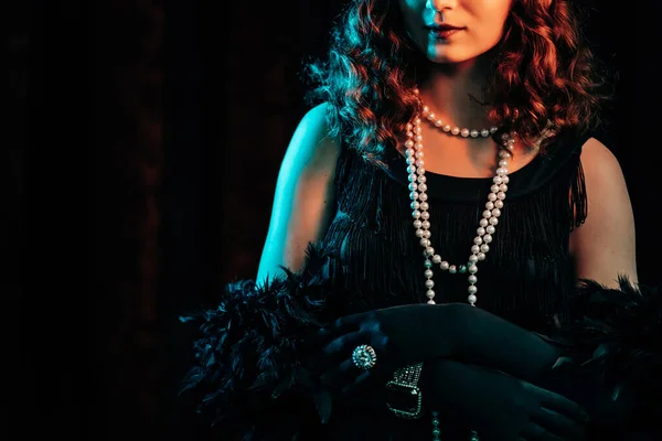 Portret staromodnej rudowłosej kobiety ubranej w stylu ery Great Gatsby flirtującej i pozującej na burgundowym tle welurowym. Vintage, impreza klapki, koncepcja mody retro — Zdjęcie stockowe