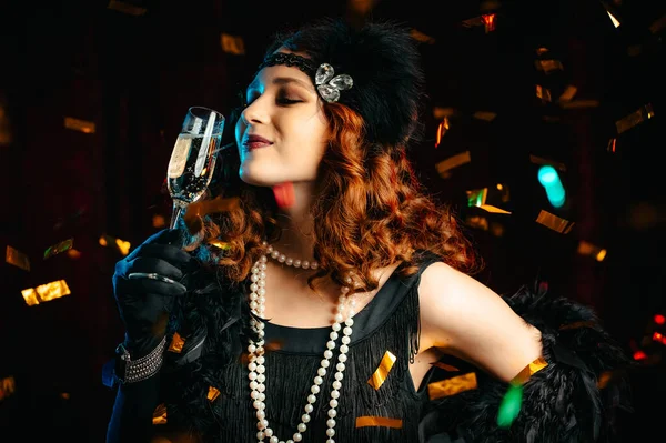 Potret wanita bergaya vintage yang berpakaian di era Great Gatsby menari di bawah hujan confetti dengan latar belakang velours. Roaring duapuluhan, retro, partai, konsep fashion — Stok Foto