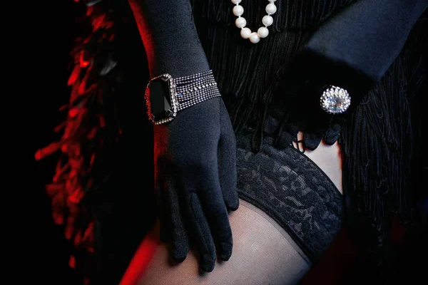 Ouderwetse vrouw gekleed in stijl van Great Gatsby tijdperk toont haar benen en past nylon mesh kousen. Vintage, flapper party, retro fashion concept — Stockfoto
