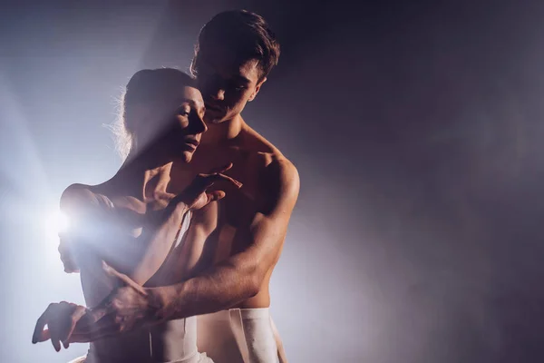 Coppia che si tocca con mani e passione. Concetto d'amore. Ballerini professionisti e sensuali eseguiti da coppie sessuali in abito bianco . — Foto Stock