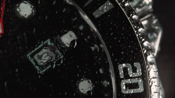 Hommes Japonais Chronographe en métal avec verre saphir. Montre-bracelet - ralenti, le temps passe lentement - belle macro prise de vue avec de petites gouttes d'eau sur le verre — Video