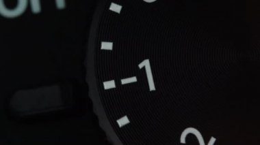 Ekstrem makro görünüm, aynasız ya da dslr kameraya ayarlanan telafisi zor tekerlek göstergeleri, detaylı görüntüler. Retro vintage tarzı. Fotoğraf ya da film yapımcısı ekipmanı kavramı.