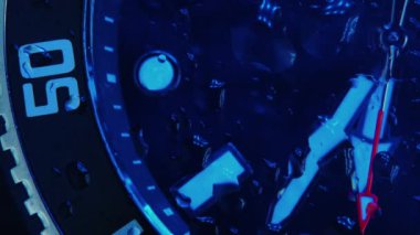 Japon kronografı, safir camlı metal üretti. Bilek saati - yavaş çekim, zaman yavaş geçiyor - camda küçük su damlalarıyla güzel bir makro çekim