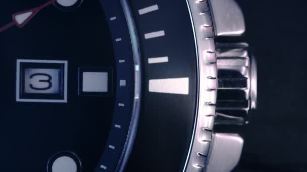 Macro prise de vue de la montre avec passage de seconde main. Horloge visage rack focus. Chronographe ou minuterie fermer. Concept du temps. 4k — Video