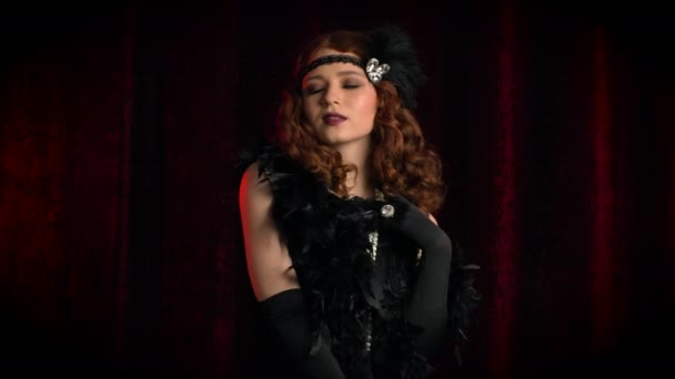 Gammaldags sexig kvinna klädd i stil med Flappers poserar på mörk bakgrund. Roaring tjugoårsåldern, retro, fest, mode koncept — Stockvideo
