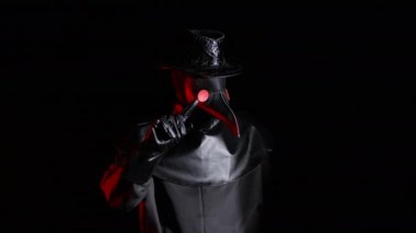 Karga gibi maskeli veba doktoru parmak izi olmadan onaylamıyor, inkar jesti yap. Reddetmek, reddetmek, fikir ayrılığı siyah arka planda izole edildi. Ürkütücü maske, tarihi kostüm konsepti. Salgın