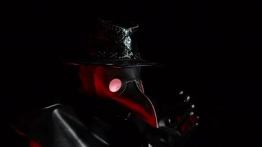 Karga gibi maskeli veba doktoru kostümü avuç içi ovalar, siyah arka planda izole edilmiş halinden memnun insanların jestleri. Hile işe yaradı. Ürkütücü maske, tarihi kostüm konsepti. Salgın