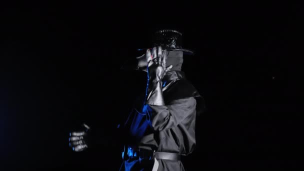 Grappige meme beelden van komische man in pest dokter kostuum met kraai-achtige masker dansen met handen geïsoleerd op zwarte achtergrond. Griezelig masker, historisch kostuumconcept. Epidemisch — Stockvideo