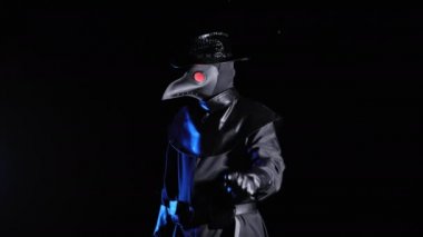 Karga gibi maskeli veba doktoru parmak izi olmadan onaylamıyor, inkar jesti yap. Reddetmek, reddetmek, fikir ayrılığı siyah arka planda izole edildi. Ürkütücü maske, tarihi kostüm konsepti. Salgın