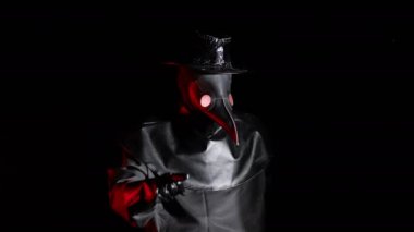 Karga gibi maskeli veba doktoru parmak izi olmadan onaylamıyor, inkar jesti yap. Reddetmek, reddetmek, fikir ayrılığı siyah arka planda izole edildi. Ürkütücü maske, tarihi kostüm konsepti. Salgın