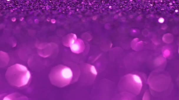 Glinsterende deeltjes met Bokeh. Grote violette bokeh achtergrond. Paarse onscherpe ronde facula. Natuurlijke drijvende organische abstracte deeltjes. — Stockvideo