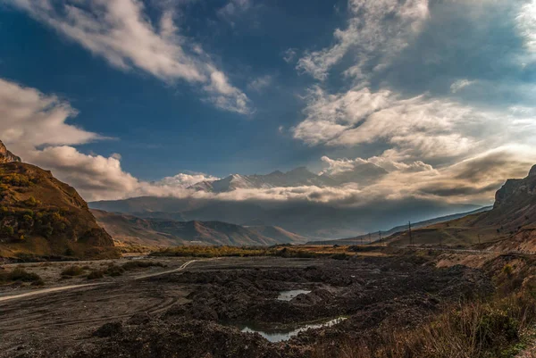 Valle en las montañas del Cáucaso — Foto de Stock