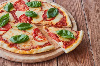 Pizza domates, mozzarella ve fesleğen Margherita